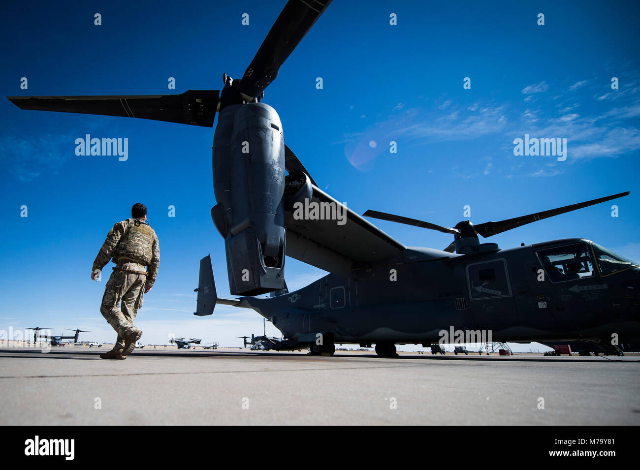 1Lt. Trenner Barillas-Fogarty, un CV-22 Osprey pilota assegnato al ventesimo Special Operations Squadron, esegue un sopralluogo del suo aeromobile durante la fase di pre-flight ispezioni prima di una sortita a esercitare il guerriero di smeraldo 18, Cannon Air Force Base in New Mexico, 28 febbraio, 2018. Al guerriero di smeraldo, il maggiore interforze e operazioni speciali di esercizio, U.S. Il Comando Operazioni Speciali treno le forze per rispondere alle varie minacce in tutto lo spettro di un conflitto. (U.S. Air Force foto di Tech. Sgt. Larry E. Reid Jr.) Foto Stock