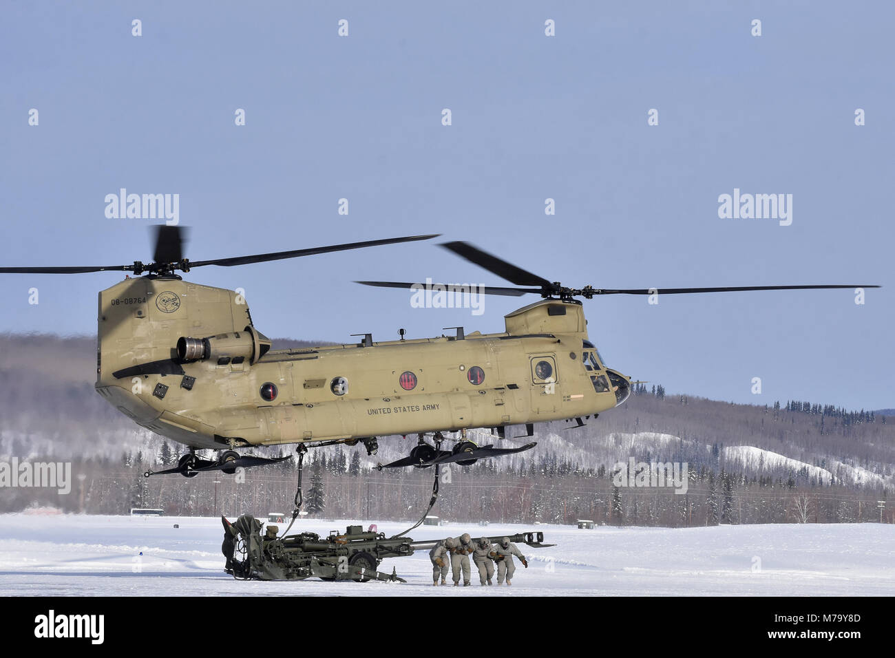 Soldati da batteria C, 2° Battaglione, 8 campo Reggimento di Artiglieria allontanarsi dopo aver agganciato la loro 155mm obice a un CH-47 elicottero Chinook per il volo verso la Yukon Area Formazione, Alaska, Marzo 7, 2018. L'esercizio automatico, Big Rig, faceva parte del primo raid di pistola in tre anni per il 2° Battaglione, 8 campo reggimento di artiglieria, ed è stata condotta in congiunzione con supporto in elicottero dal 1° Battaglione, 52nd reggimento di aviazione. Il campo reggimento di artiglieria è parte del 1 ° Stryker Brigade Combat Team, XXV divisione di fanteria. (Esercito foto/John Pennell) Foto Stock
