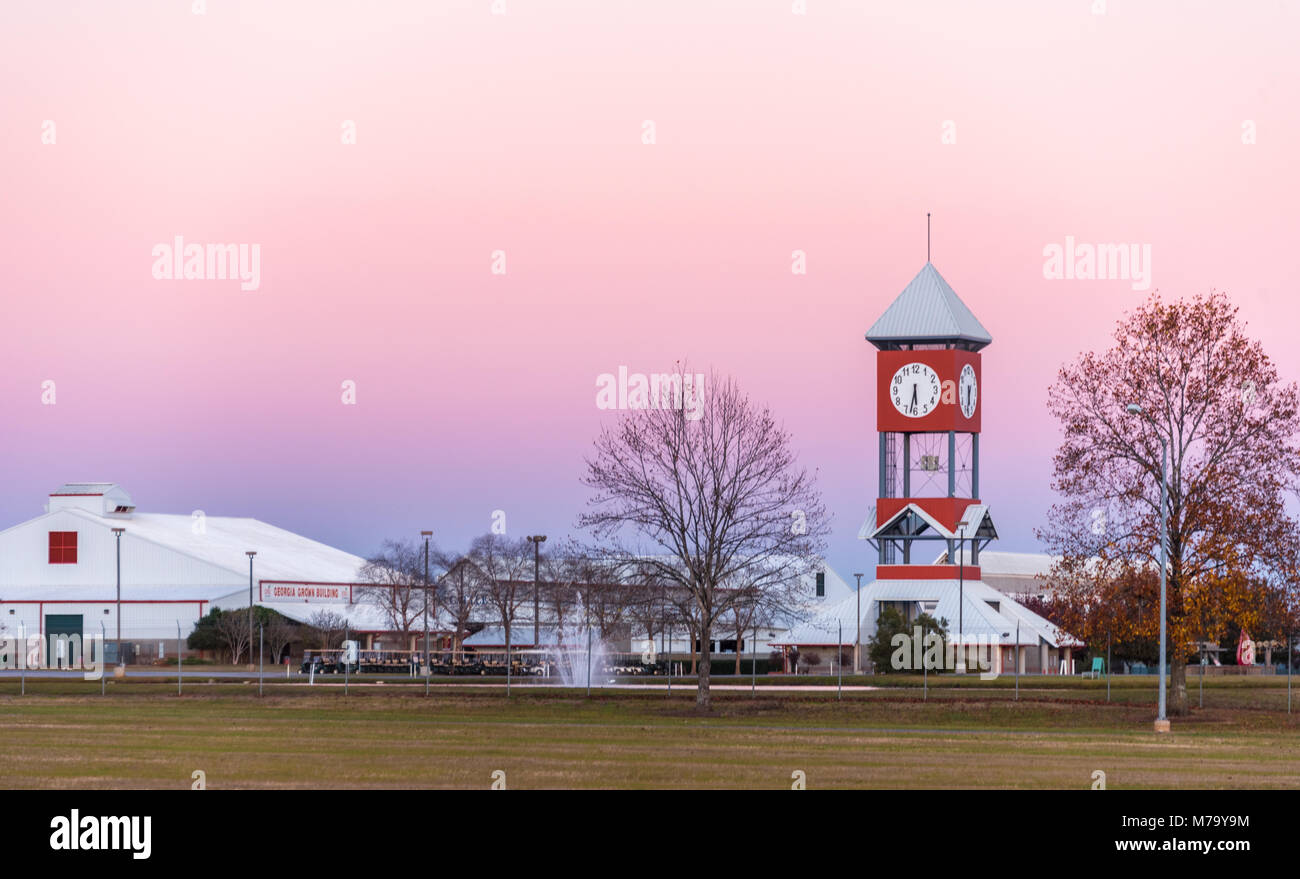 La Georgia Fiera Nazionale & Agricenter la torre dell orologio sorge tra i colori pastello di crepuscolo in Perry, Georgia. (USA) Foto Stock