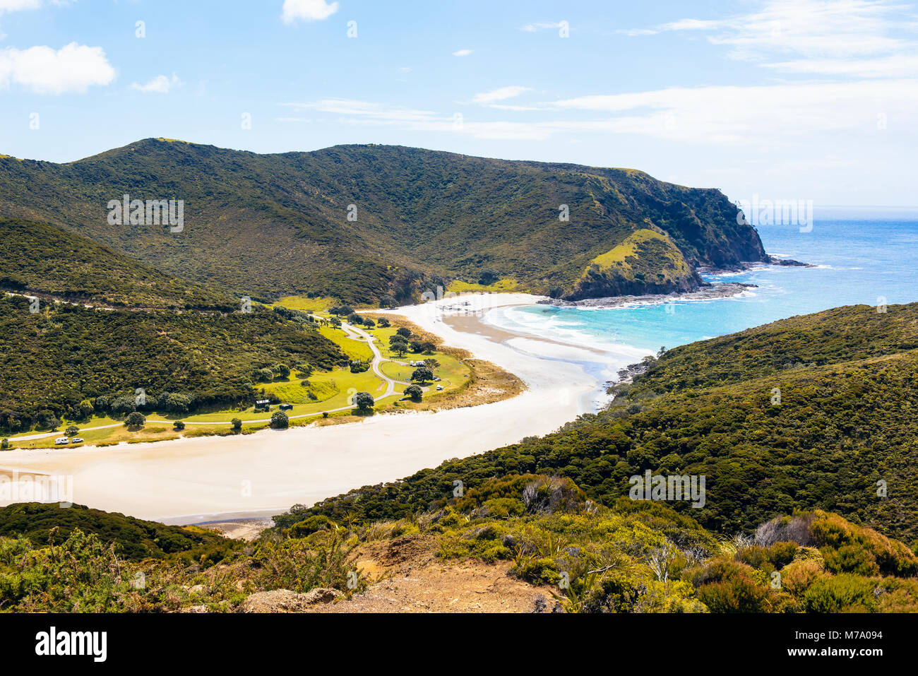 Vista su Tapotupotu Bay e campeggio nei pressi di Cape Reinga, Isola del nord, Nuova Zelanda Foto Stock