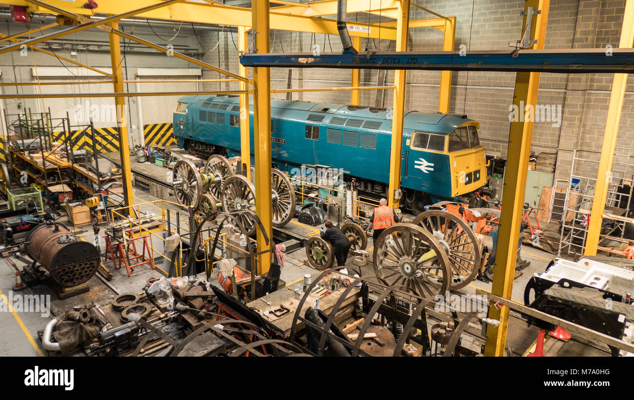 La locomotiva di officina di riparazione presso il National Railway Museum York Regno Unito Foto Stock