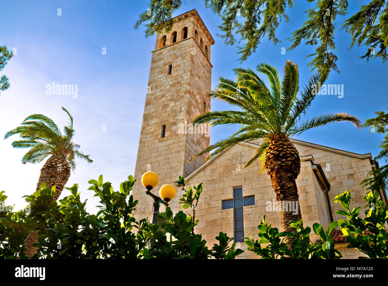 Kastel Sucurac chiesa e natura mediterranea vista, Dividi zona della Dalmazia, Croazia Foto Stock