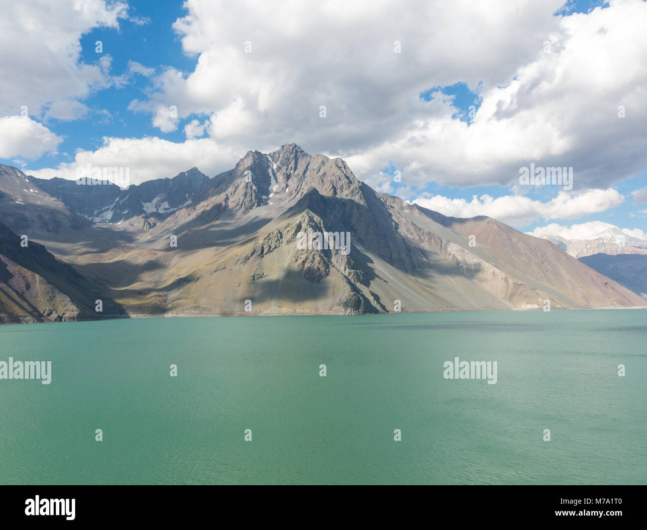 Montagne e picchi paesaggio. Lago di Yeso. Cajon del Maipo. Santiago del Cile Foto Stock