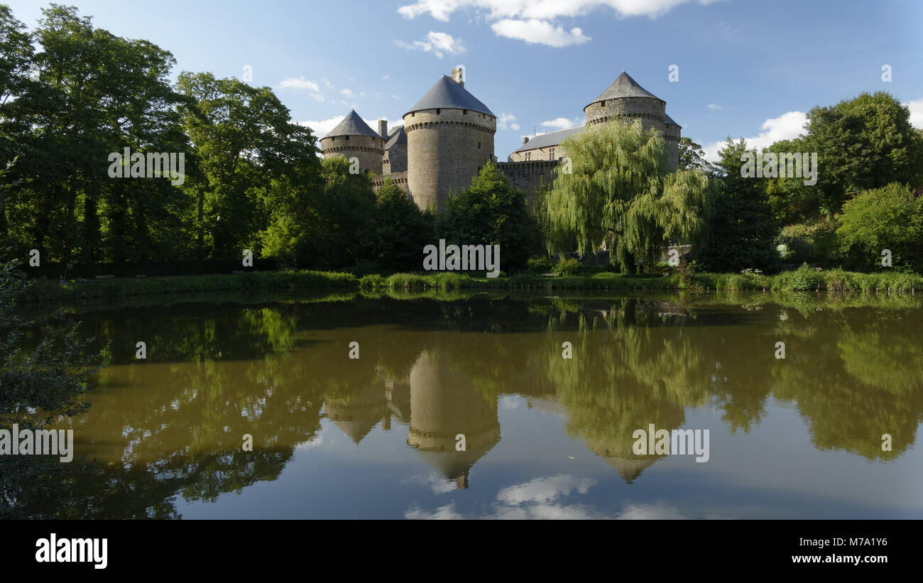 Il castello di Lassay Les Châteaux e suo stagno (15th), situato nel cuore della città di Lassay Les Chateaux dipartimento Mayenne, Pays de la Loire, F Foto Stock