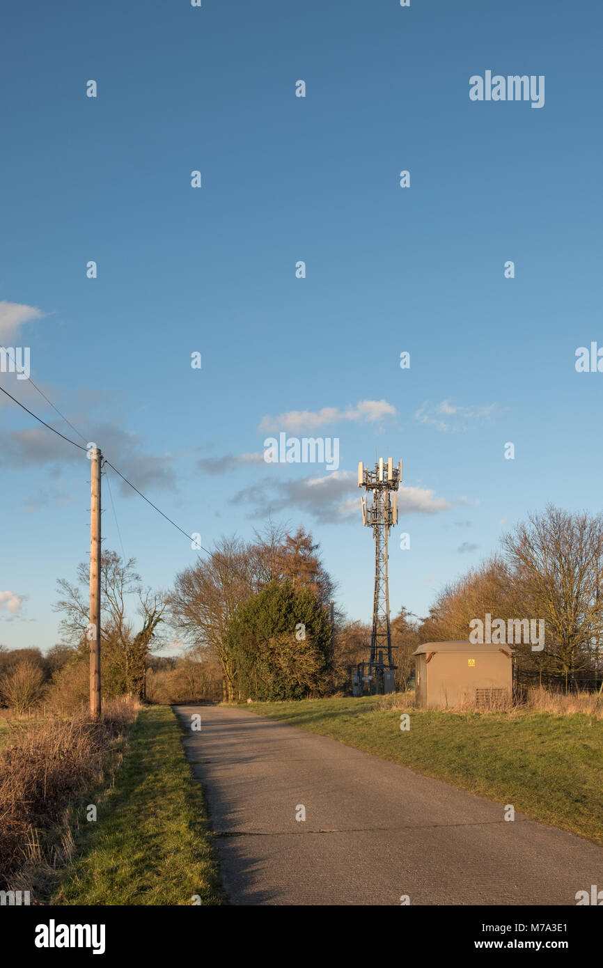 Isolata stazione ripetitrice montante per telefoni cellulari situato nel Hertfordshire Foto Stock