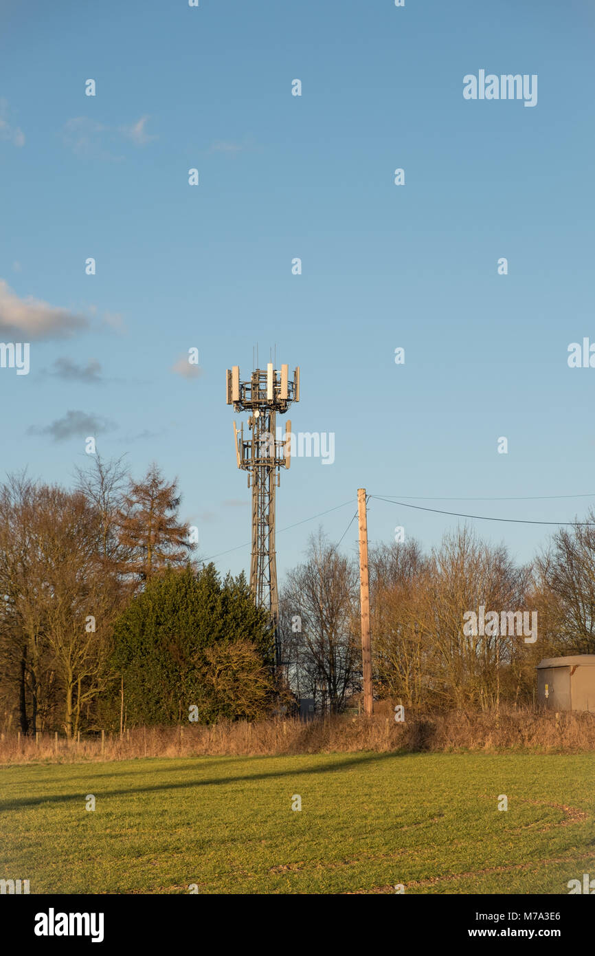 Isolata stazione ripetitrice montante per telefoni cellulari situato nel Hertfordshire Foto Stock