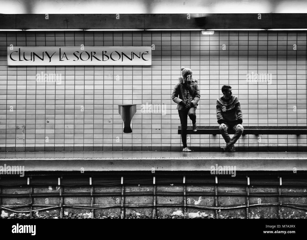 Parigi, Francia - 7 Gennaio 2018: i passeggeri in attesa del treno alla stazione della metropolitana di Cluny la Sorbonne di Parigi. Foto Stock