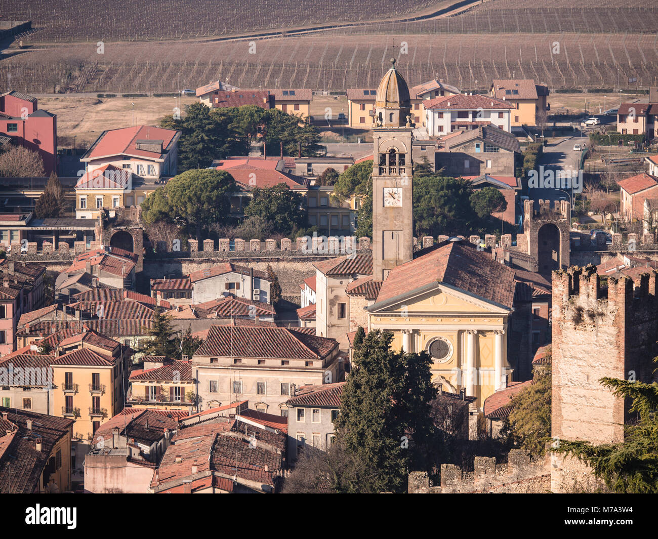 Vista di Soave (Italia) circondato da vigneti che producono uno dei più apprezzati vini bianchi italiani. Foto Stock