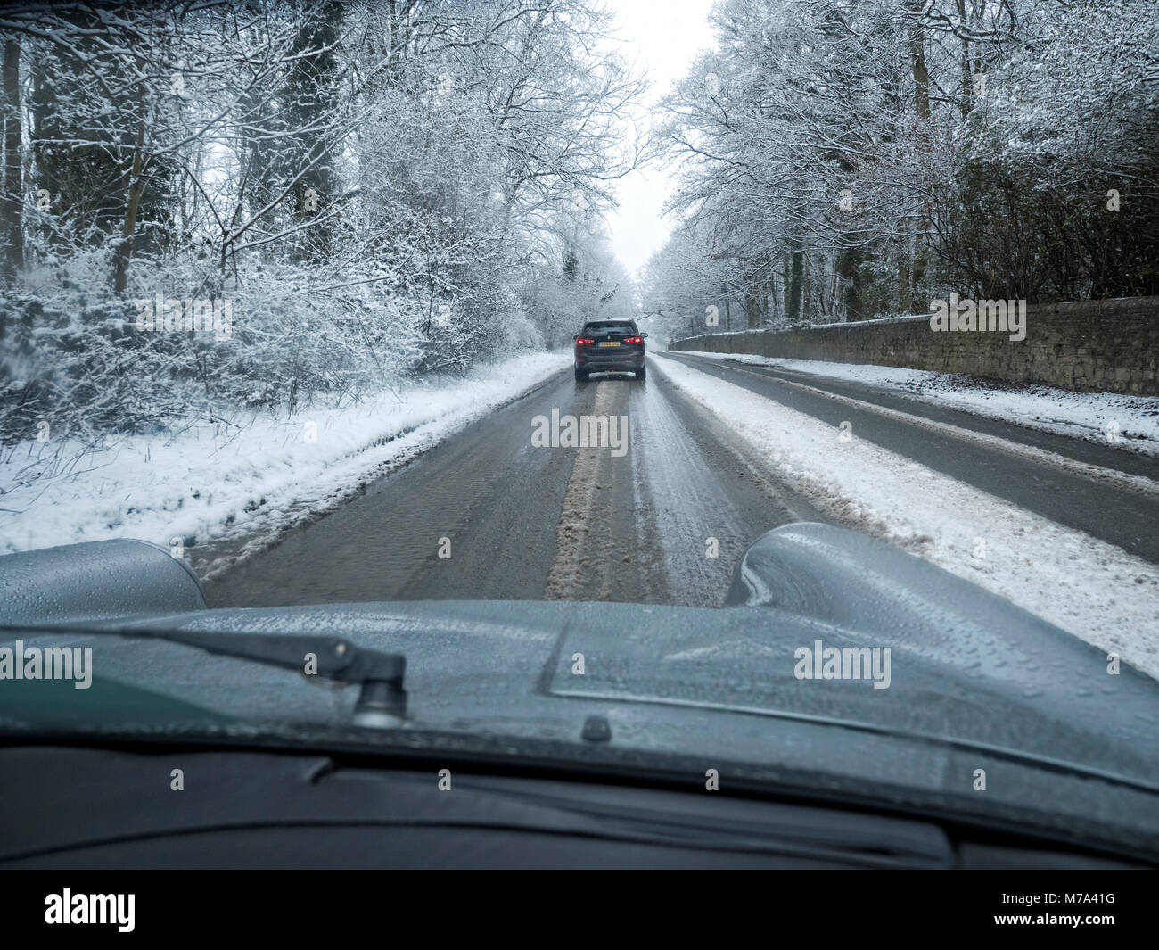 La guida su una strada in inverno vicino a York Yorkshire Regno Unito Foto Stock