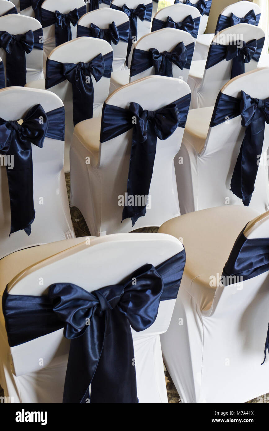 Le sedie disposte e decorate per un servizio di nozze. Foto Stock