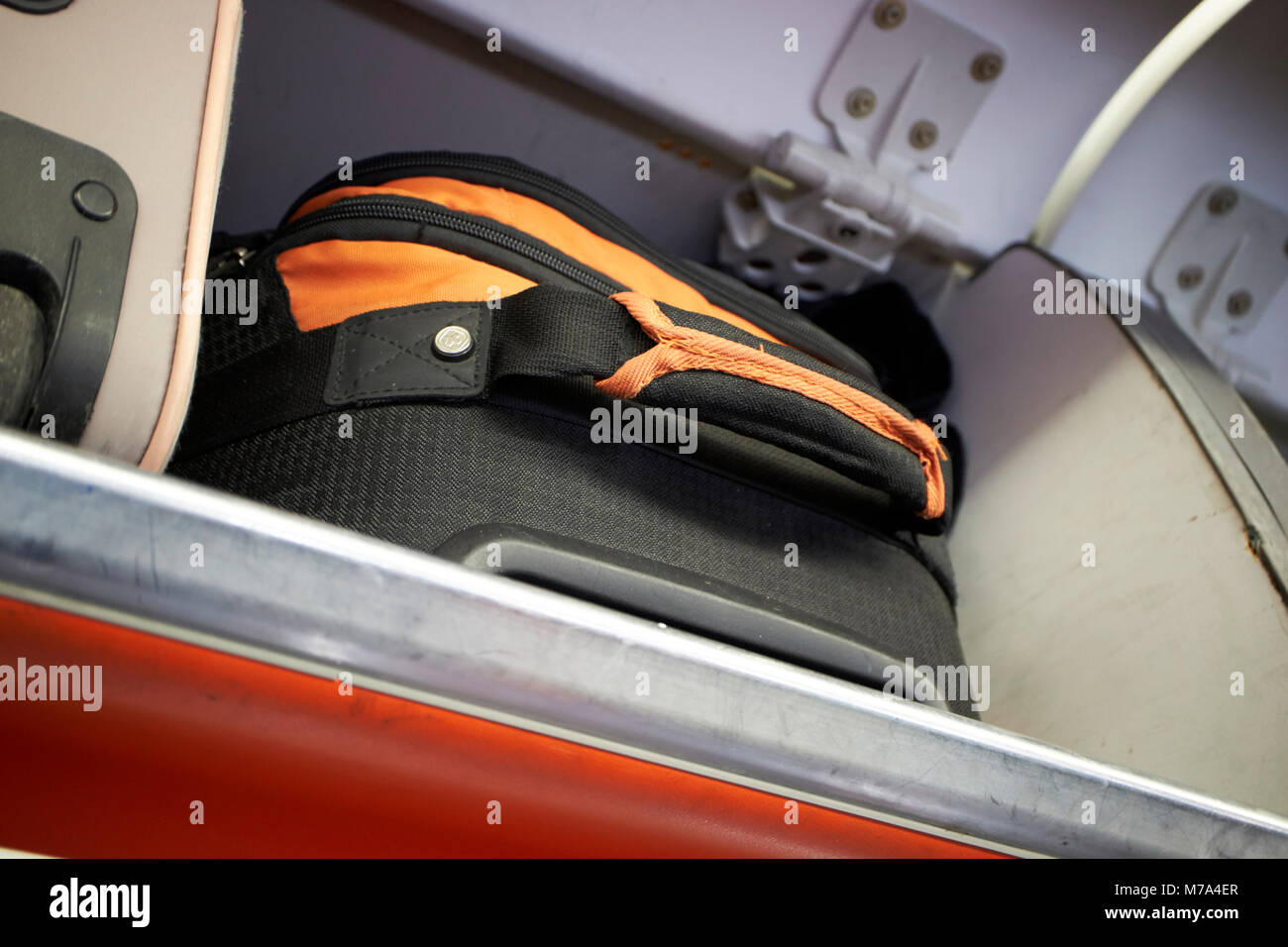 Bagagli in armadietto sopraelevato su un volo nel Regno Unito Foto Stock