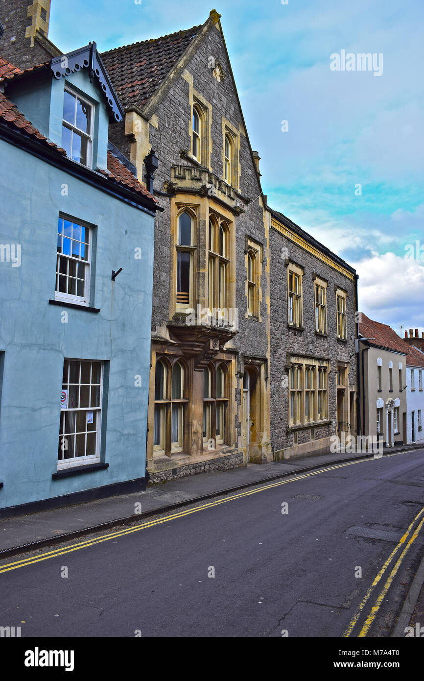 Ornato antico edificio di pietra si trova a 30-32 High Street, Axbridge, Somerset. Foto Stock