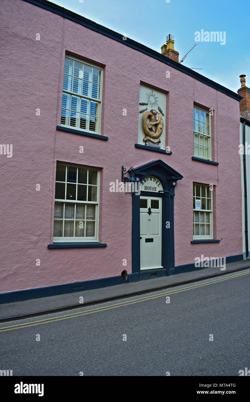 Arundel House 10 West Street, Axbridge Somerset. Nota le insolite mermaid e pesci al di sopra della porta. La proprietà è Il Grade ii Listed. Foto Stock