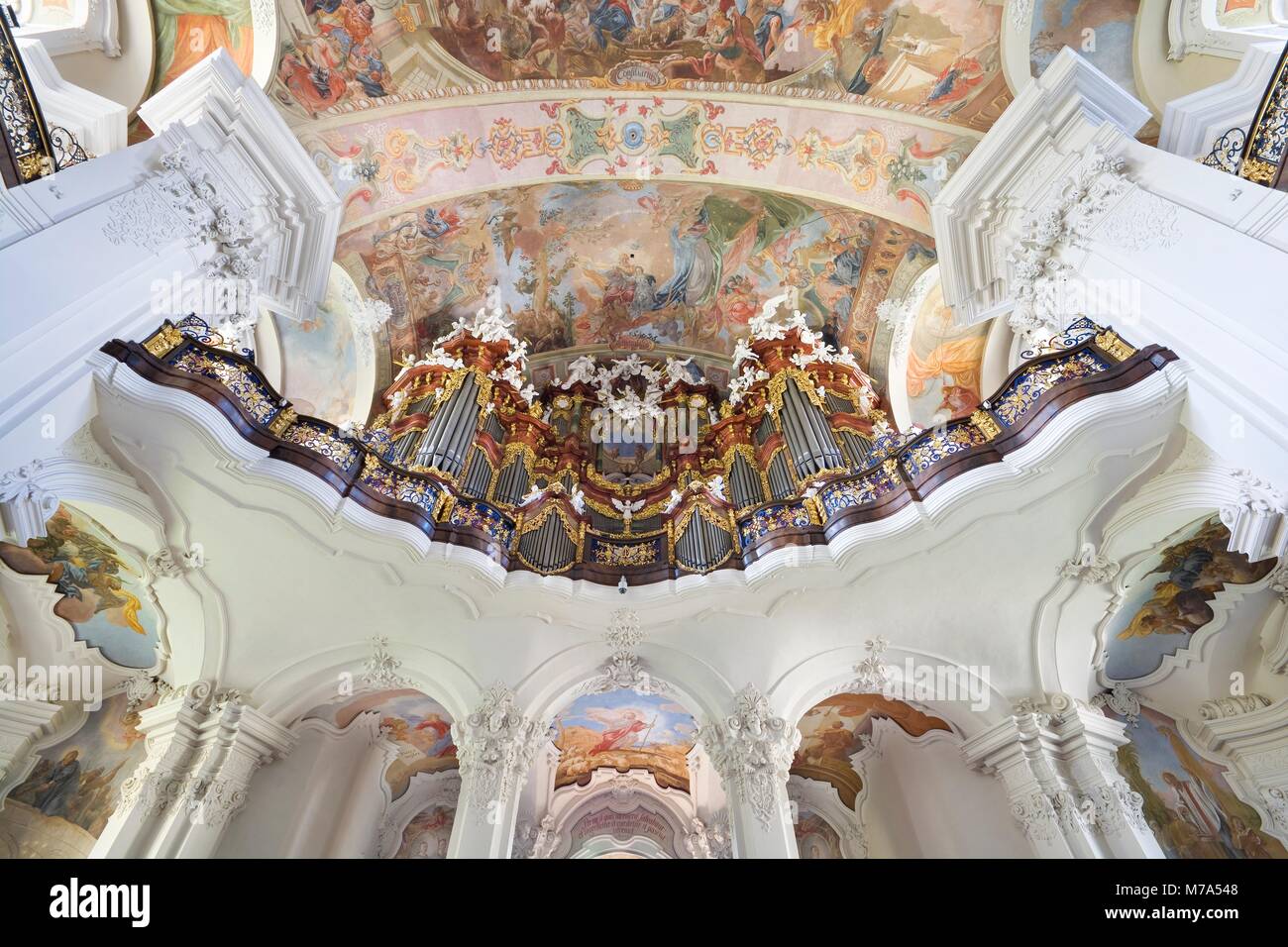 KRZESZOW, Polonia - 15 luglio 2017: Organi a canne e affreschi sulla volta nella Basilica dell'Assunzione della Beata Vergine Maria. La Chiesa è un Foto Stock