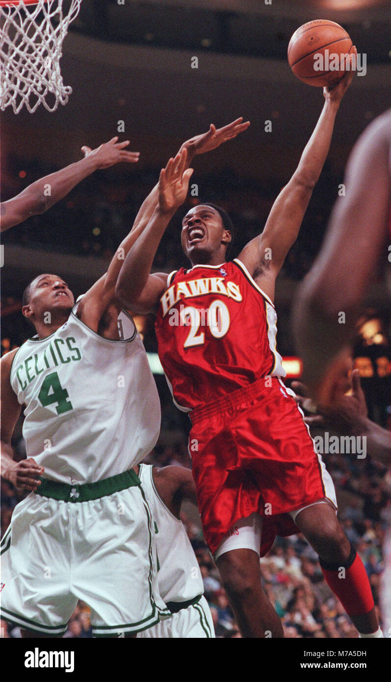 Boston Celtics TONY BATTIE e Atlanta Hawks LAPHONSO ELLIS IN AZIONE 4TH QT 12-2-99 presso il centro della flotta in Boston MA USA, FOTO BILL BELKNAP Foto Stock