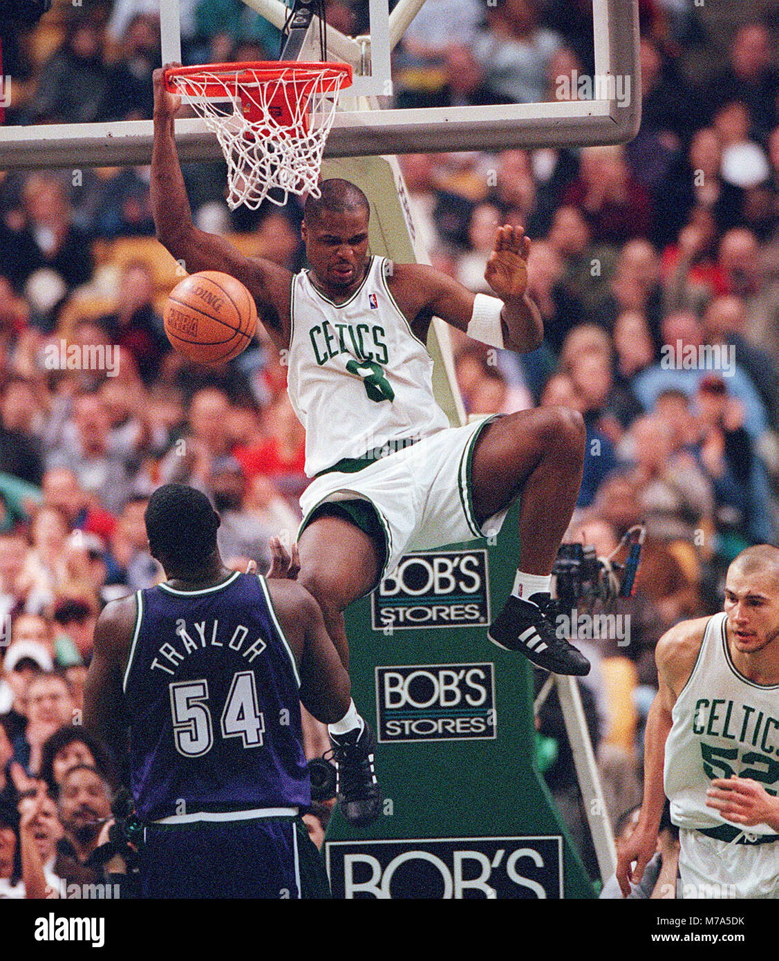 Boston Celtics ANTOINE WALKER punteggi in 4TH PERIODO azione al centro della flotta in Boston MA USA Aprile 2,1999 FOTO BILL BELKNAP Foto Stock