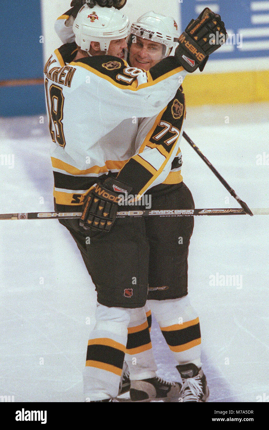 Boston Bruins KYLE MCLAREN ABBRACCI RAY BOURQUE DOPO BOURQUE ha segnato i Bruins terzo sul traguardo il Chicago i falchi nero al centro della flotta in Boston MA USA Marzo 25, 1999 foto BILL BELKNAP Foto Stock