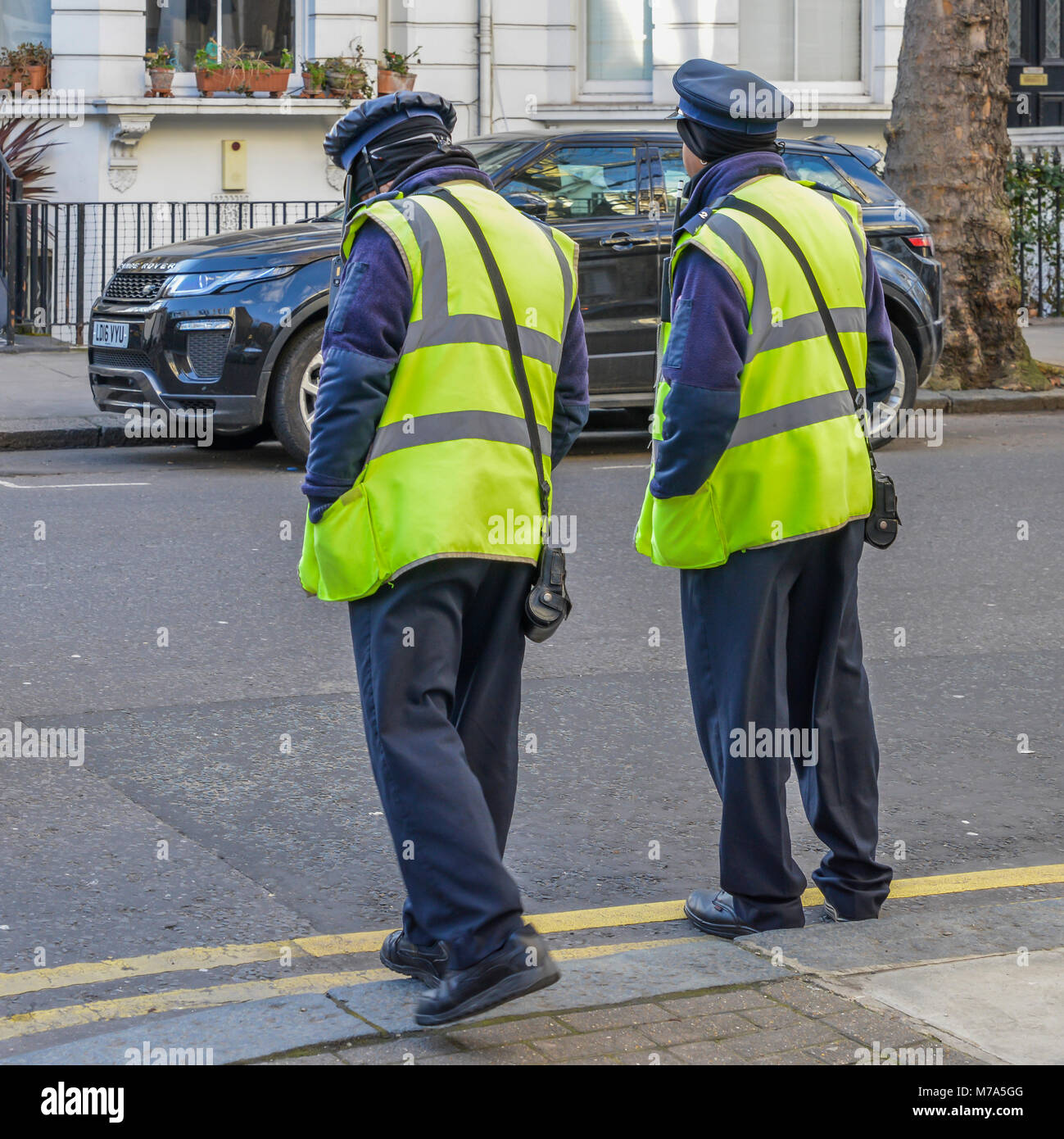 Due Autostrade traffico Agenzia ufficiali, il loro scopo è quello di scrivere biglietti parcheggio violazioni di Kensington e Chelsea, Londra Foto Stock