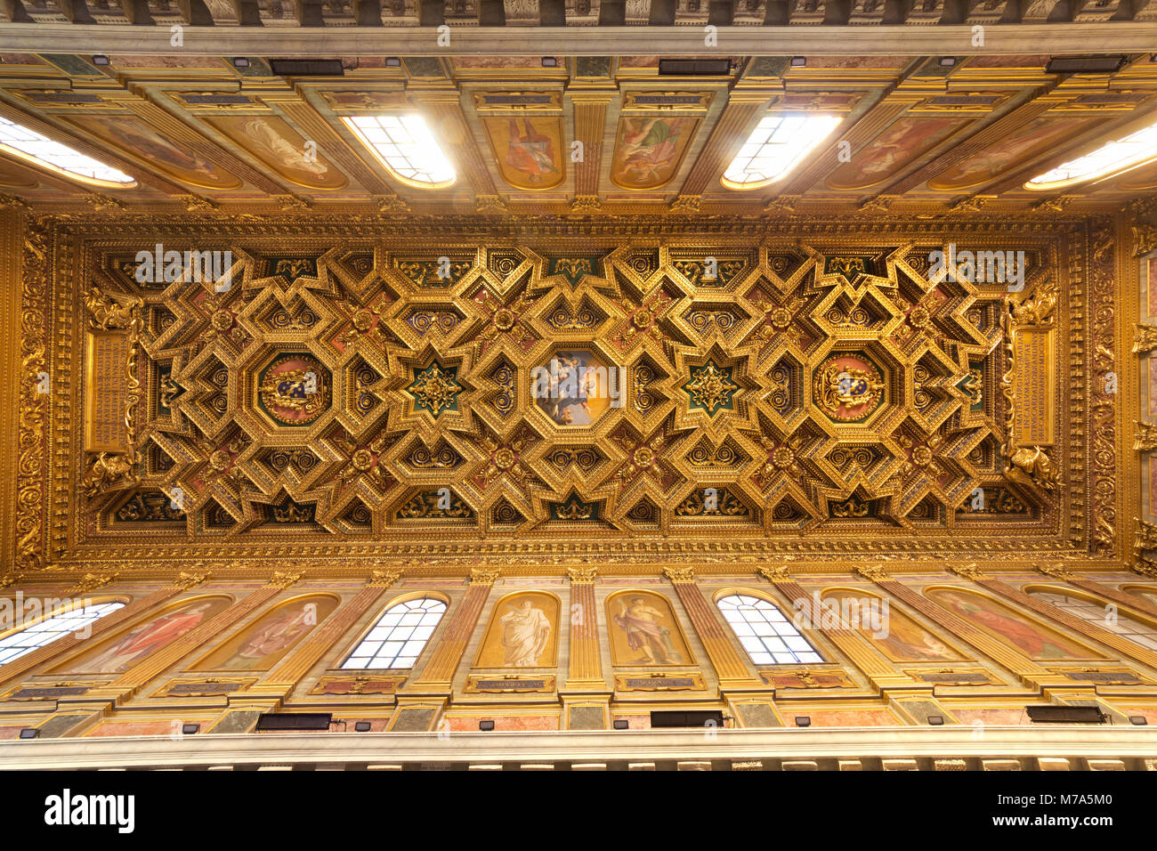 Il soffitto a cassettoni della Basilica di Santa Maria in Trastevere con l'Assunzione della Vergine, Domenichino ottagonale della pittura Foto Stock