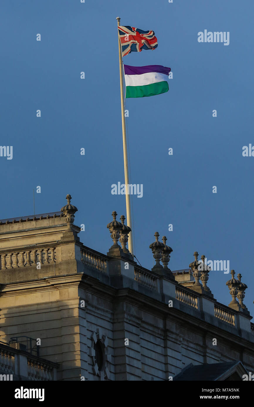 Suffragette e Union Jack bandiere sulla parte superiore del Foreign & Commonwealth Office edificio nella marcatura di Westminster 100 anni dal momento che le donne hanno ottenuto il diritto di voto. La Gran Bretagna è la marcatura del centenario del 1918 la rappresentanza popolare atto. L'atto acquisita Royal ascesa del 06 febbraio 1918 ed è stato il risultato degli sforzi del il suffragio femminile movimento comunemente noto al suffragettes. Dotato di: Vista Dove: Londra, Regno Unito quando: 06 Feb 2018 Credit: WENN.com Foto Stock