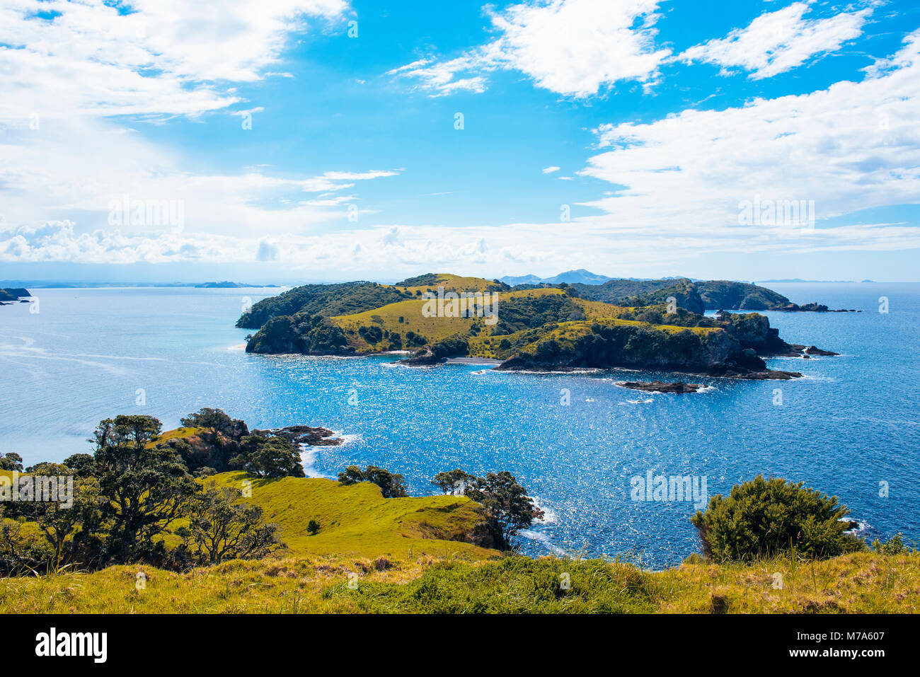 Guardando verso nord-ovest da Urupukapuka Island nella Baia delle Isole, Isola del nord, Nuova Zelanda verso Waewaetorea Isola e distante penisola Purerua Foto Stock