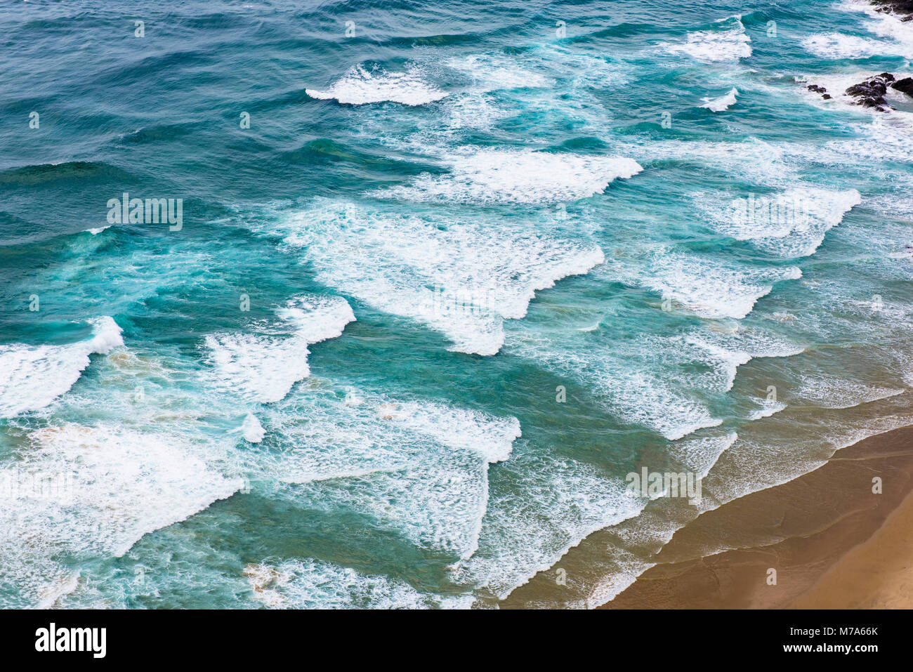 Guardando le onde che si infrangono a Cape Reinga, Isola del nord, Nuova Zelanda Foto Stock