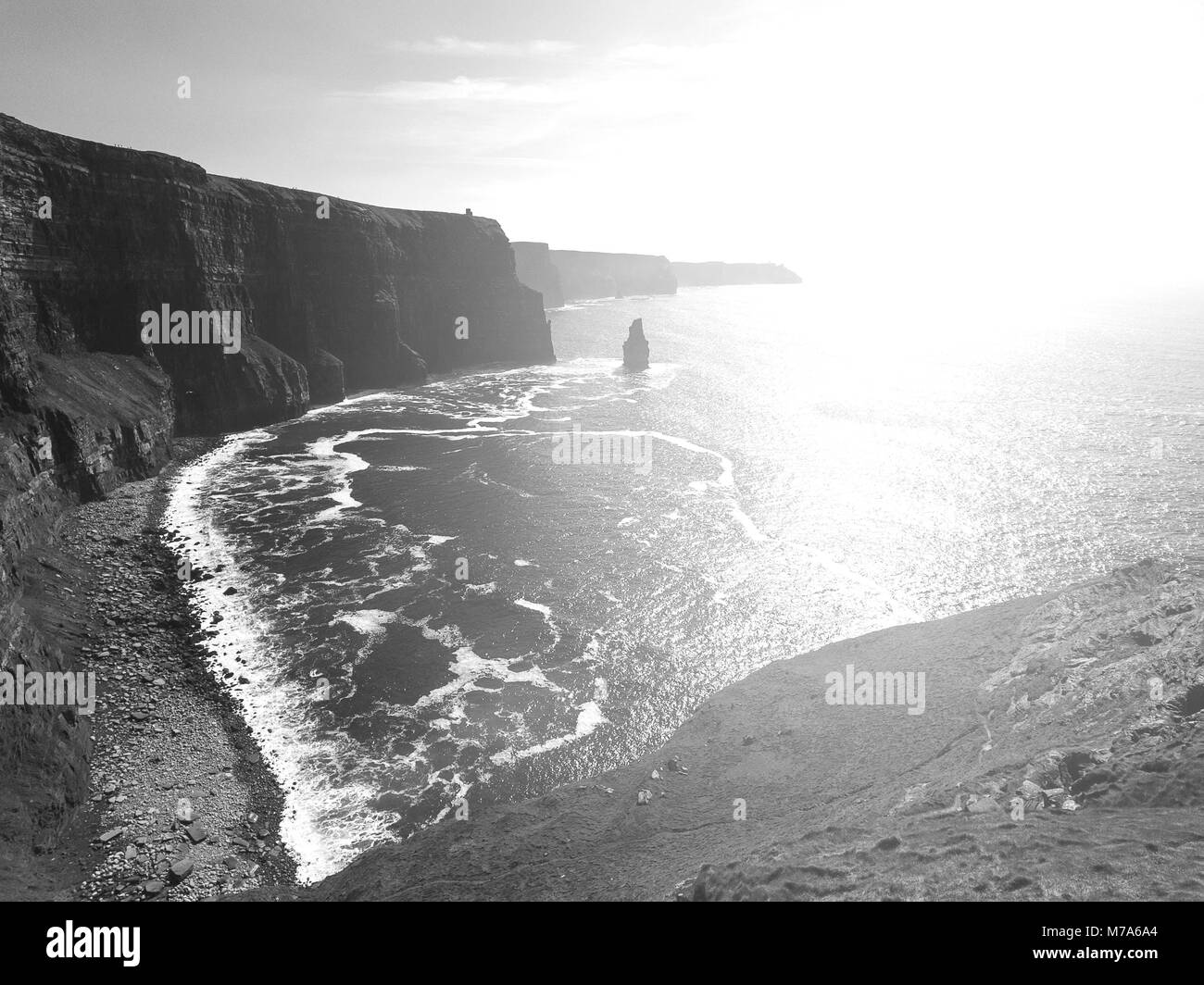 Bianco e nero fotografia paesaggio dalle scogliere di Moher nella contea di Clare, Irlanda Foto Stock