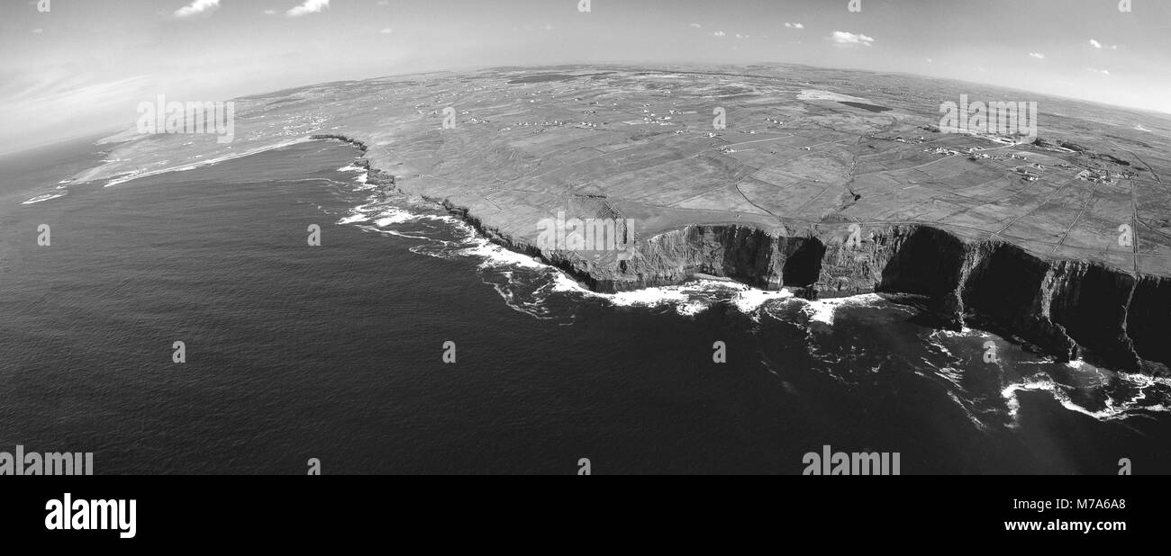 Bianco e nero fotografia paesaggio dalle scogliere di Moher nella contea di Clare, Irlanda Foto Stock