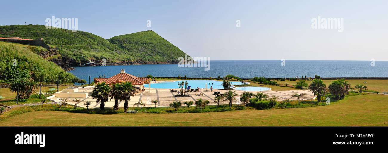 La piscina e il Monte Brasil. Angra do Heroísmo. L'isola di Terceira, Azzorre. Portogallo Foto Stock