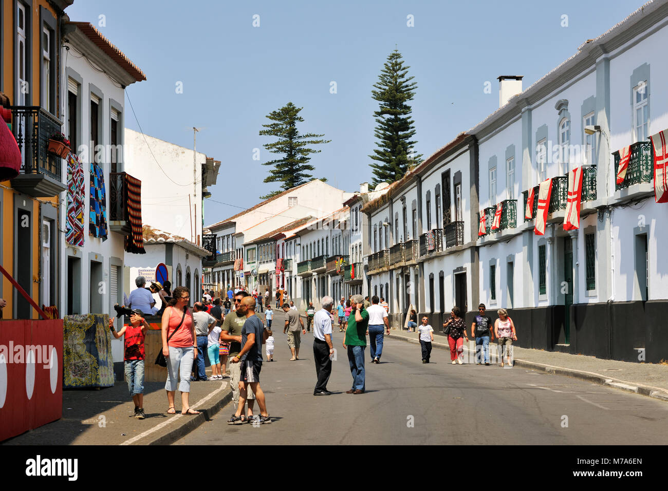 São Pedro street durante una corrida (tourada à corda). Angra do Heroísmo, un sito Patrimonio Mondiale dell'UNESCO. L'isola di Terceira, Azzorre. Portogallo Foto Stock