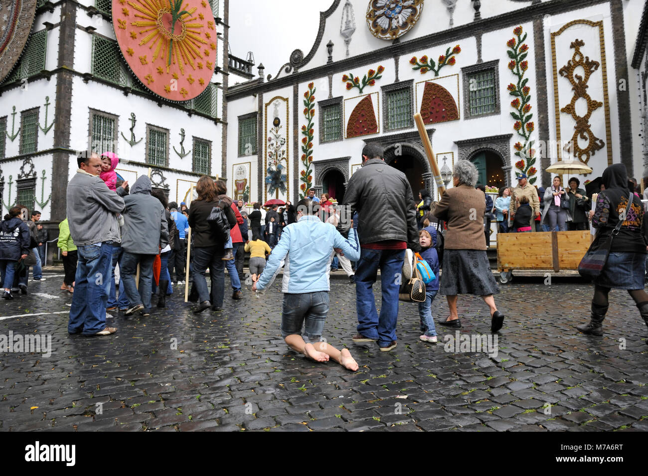 Pellegrini durante il Senhor Santo Cristo le feste religiose a Ponta Delgada. São Miguel, isole Azzorre. Portogallo Foto Stock