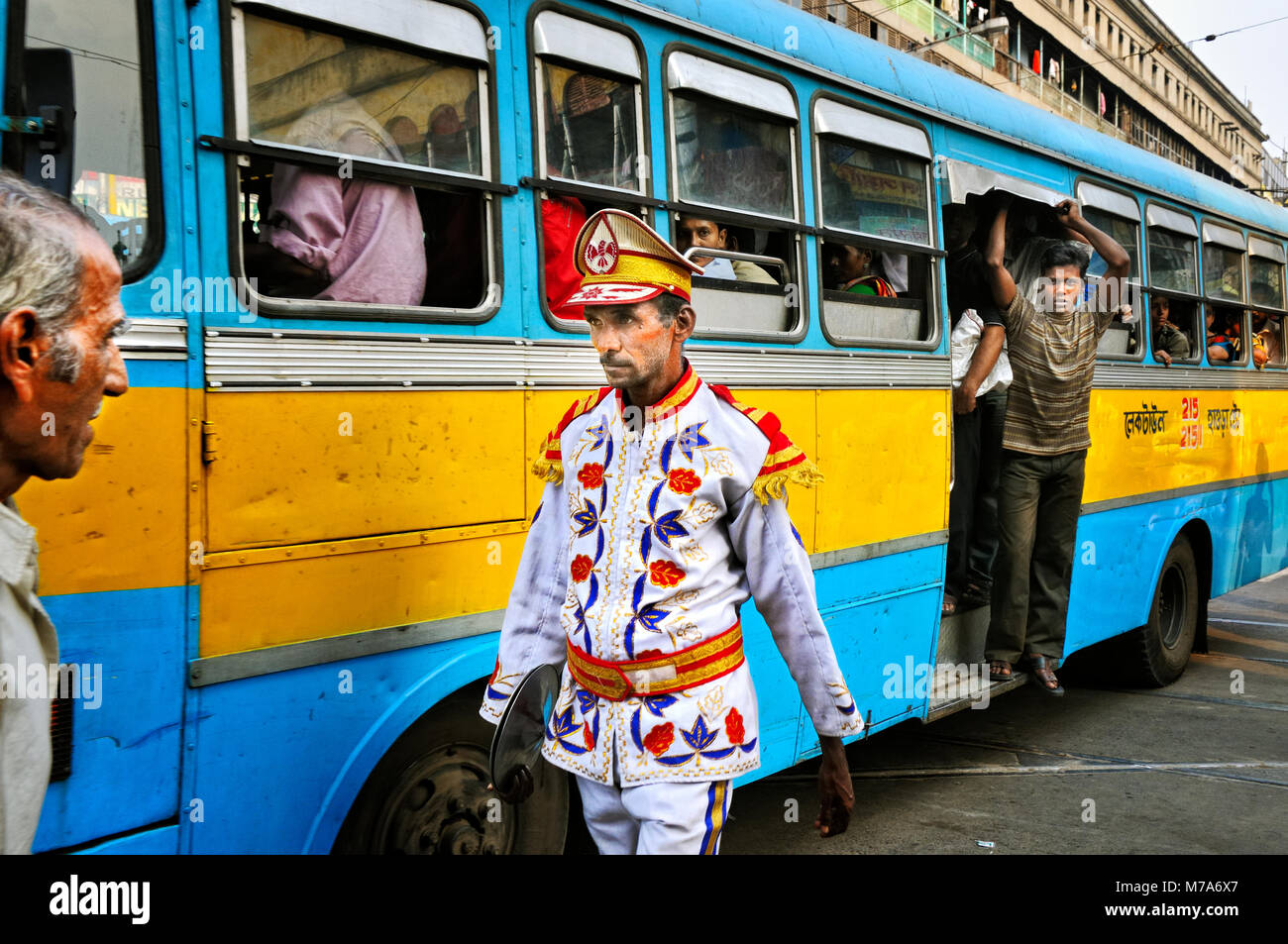 Membro di una band musicale. Strade di Kolkata. India Foto Stock