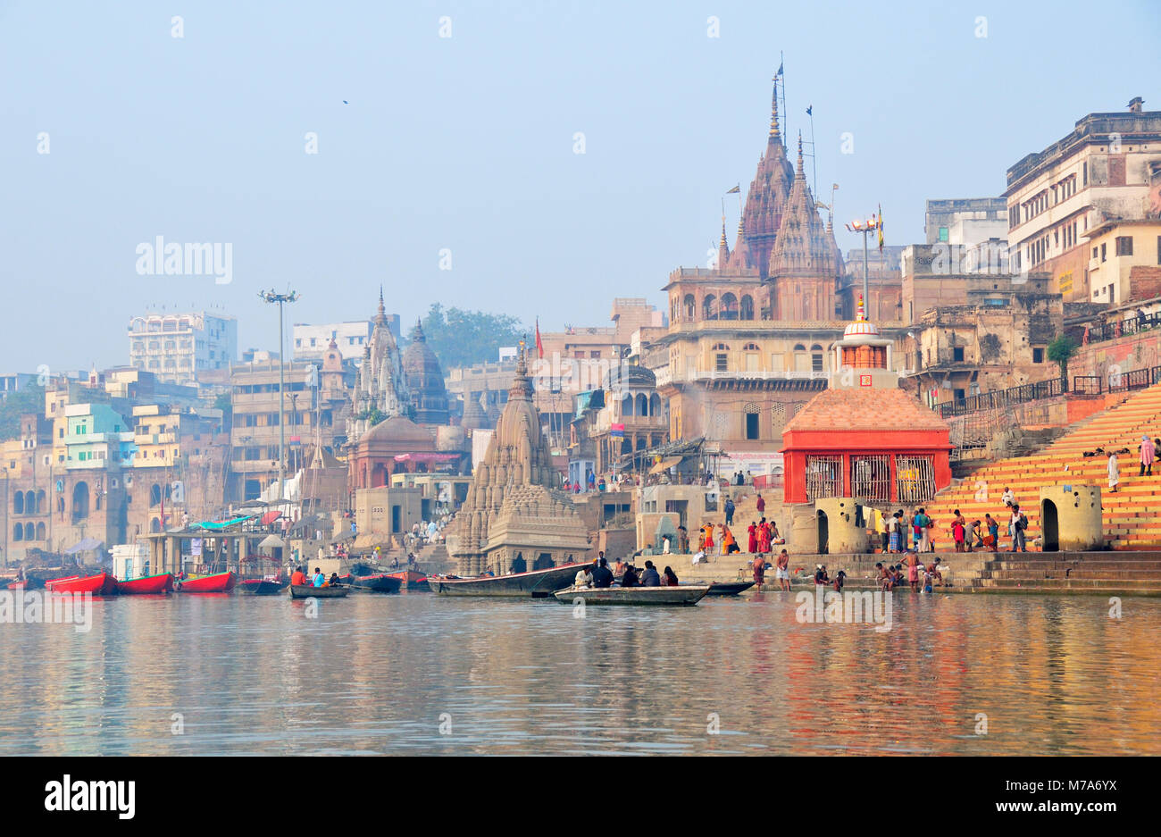 Il ghats lungo il fiume Gange banche, Varanasi, India Foto Stock