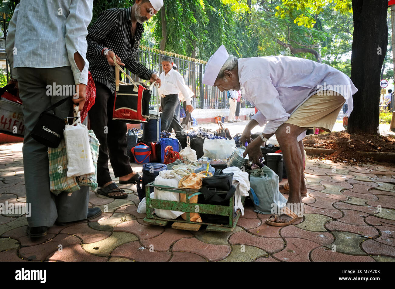 Dabbawalas di Mumbai. Esse raccolgono il cibo appena cucinato dalla casa dell'ufficio dei lavoratori e consegnarlo ai loro rispettivi luoghi di lavoro e tornare b Foto Stock