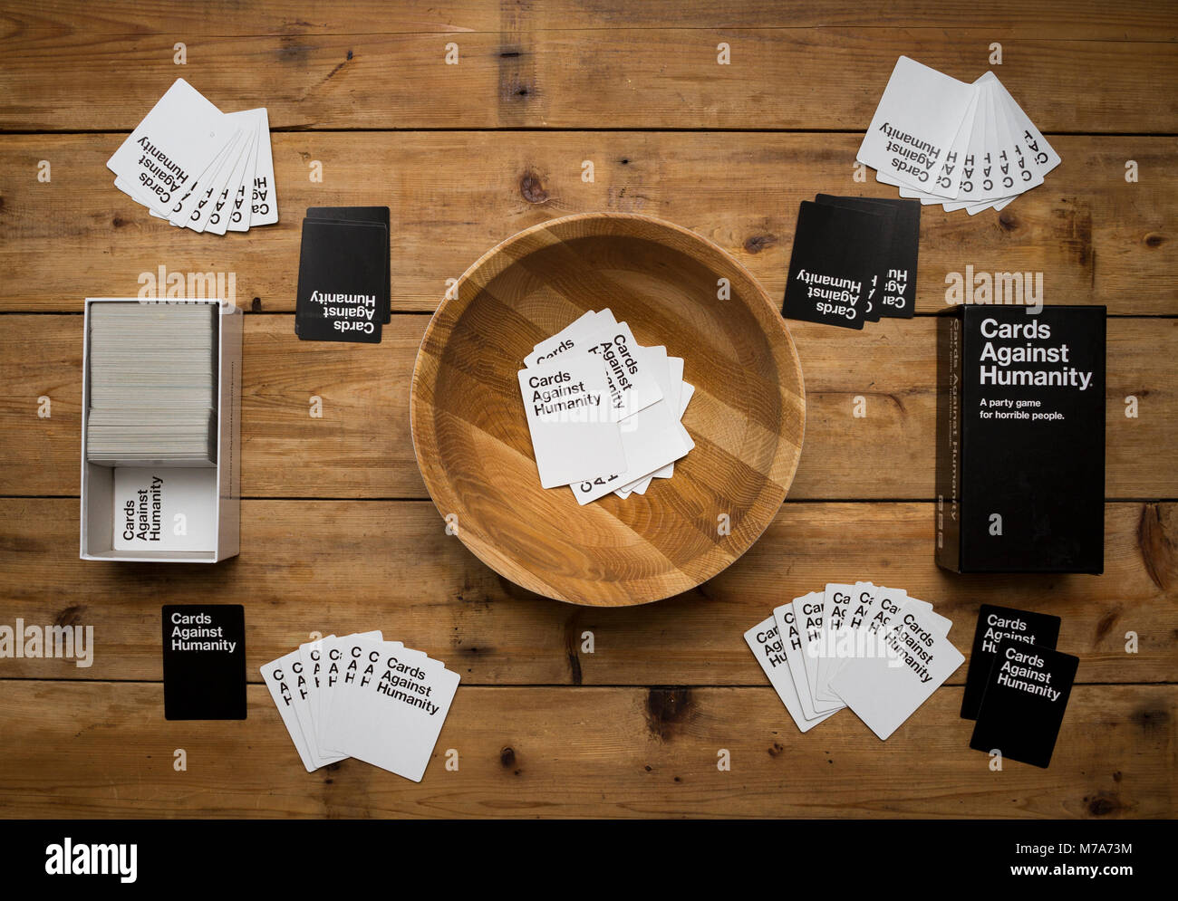 Carte contro l'umanità, un party game per odiosi, visualizzato su di un tavolo di legno Foto Stock