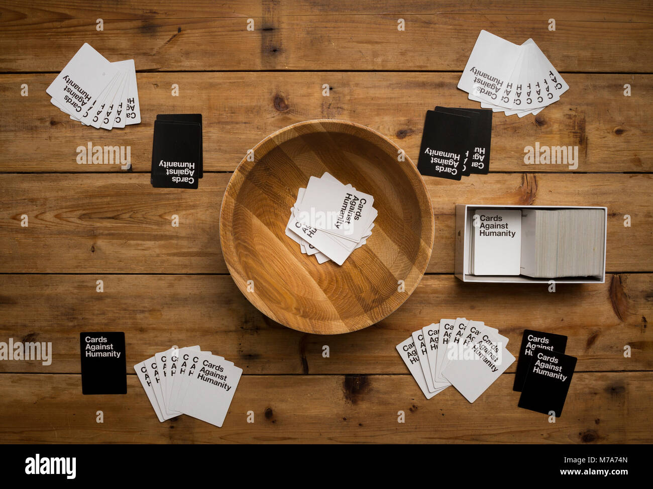 Carte contro l'umanità, un party game per odiosi, visualizzato su di un  tavolo di legno Foto stock - Alamy