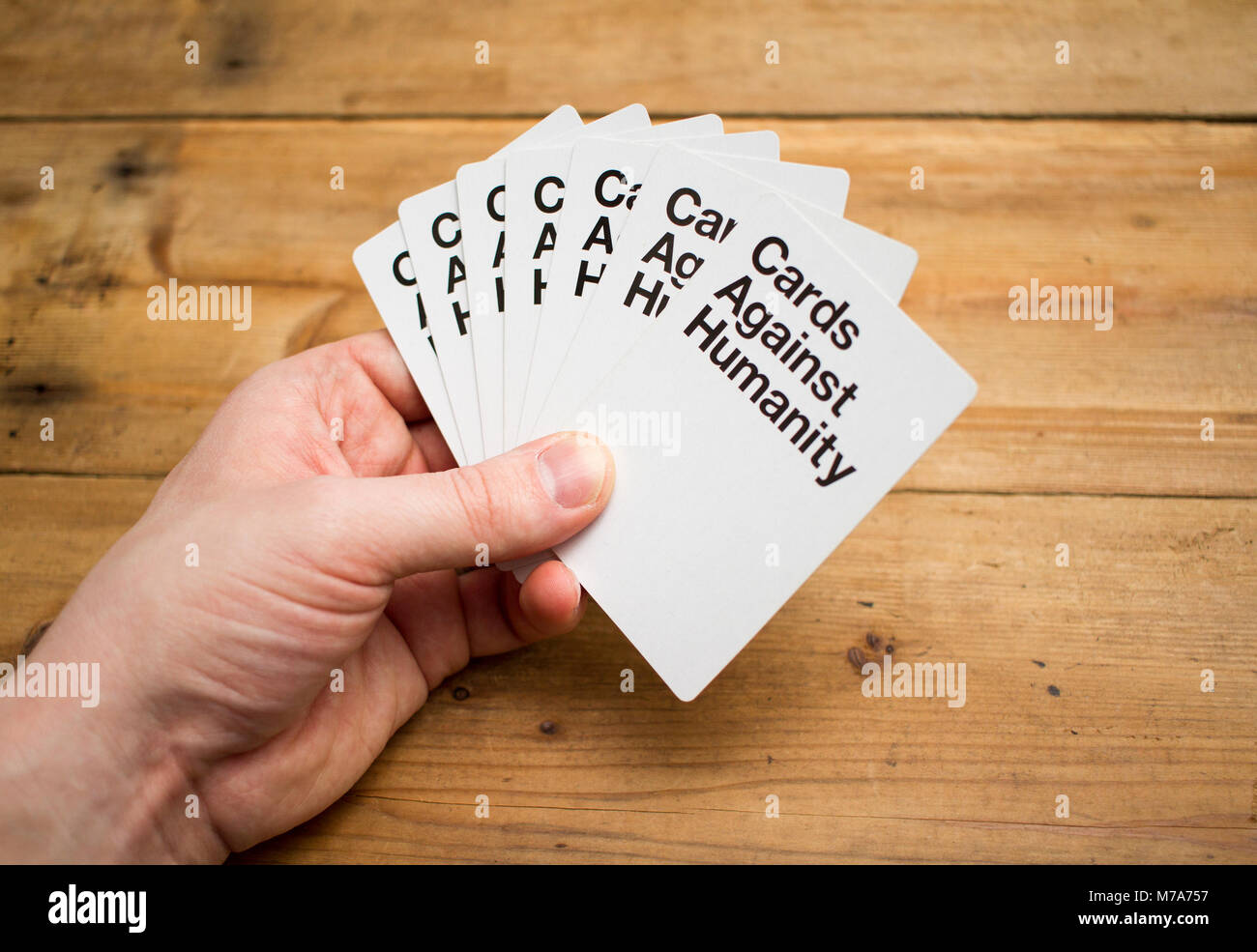 Carte contro l'umanità, un party game per odiosi, visualizzato su di un tavolo di legno Foto Stock