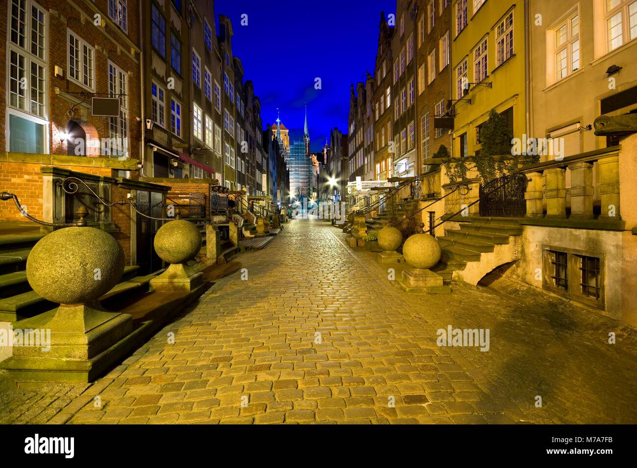 Mariacka Street - una delle più belle strade della Città Vecchia di Danzica - Polonia, Polonia durante la notte. La Chiesa di Santa Maria alla fine della strada Foto Stock