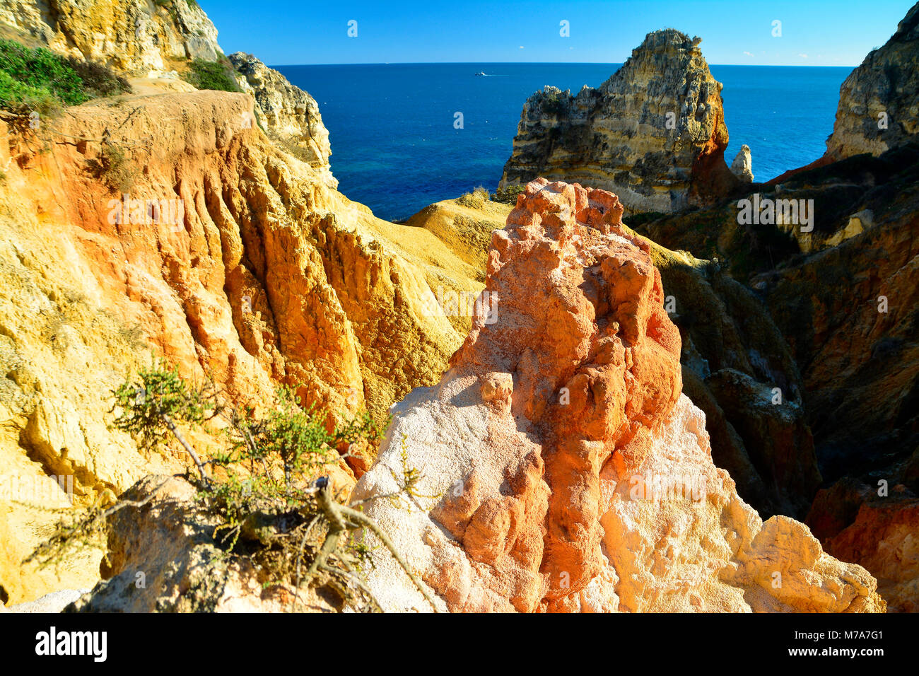 Costa con rocce colorate in Lagos (Portogallo) Foto Stock