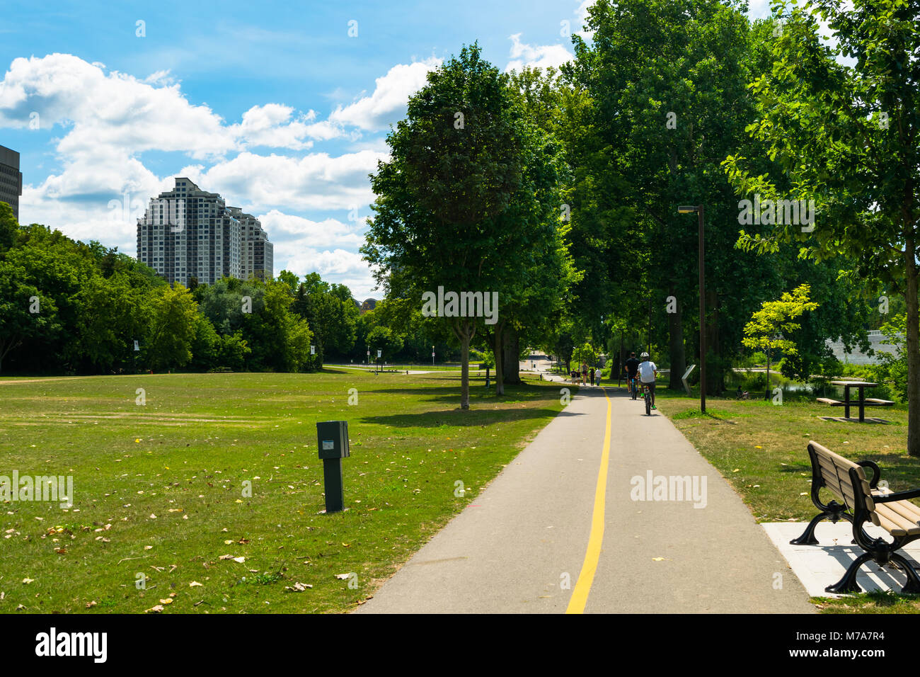 Una pista ciclabile lungo il Tamigi a Londra, Ontario Foto Stock