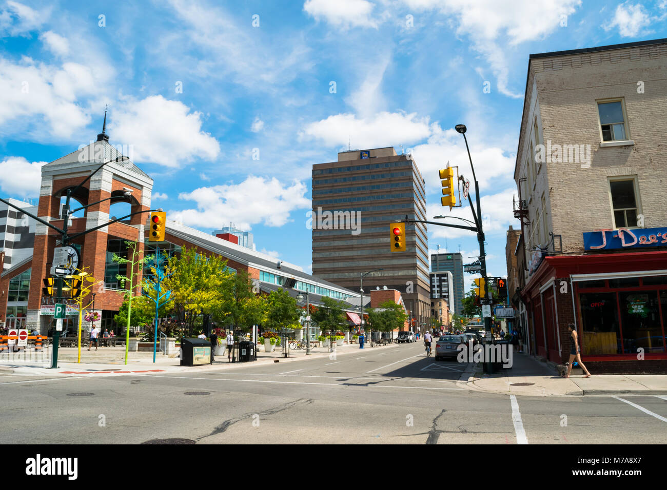 Vista del centro della città di Londra, Ontario, su un luminoso pomeriggio soleggiato vicino all'intersezione di King St e Talbot St Foto Stock