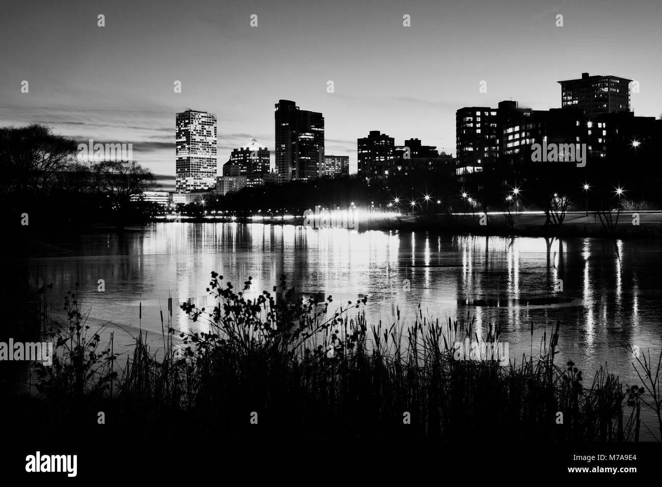 Città di Milwaukee, Wisconsin, USA al tramonto con un riflesso della skyline nell'acqua. Foto Stock