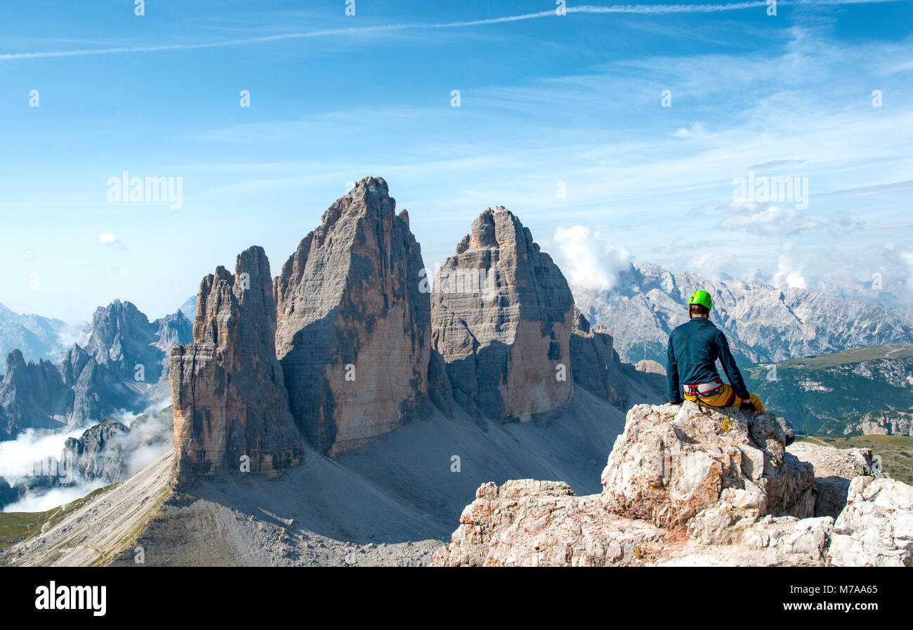 Escursionista si siede al vertice del Paternkofel, fronte nord delle Tre Cime di Lavaredo, Sesto Dolomiti Alto Adige Südtirol Foto Stock