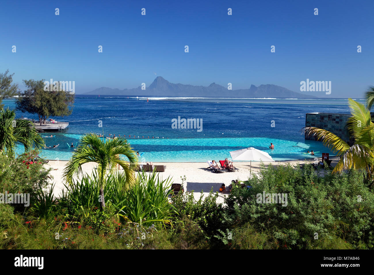 Spiaggia, posteriore dell'Isola di Moorea, MANAVA SUITE RESORT, Tahiti, Isole della Società, isole Windward, Polinesia Francese Foto Stock