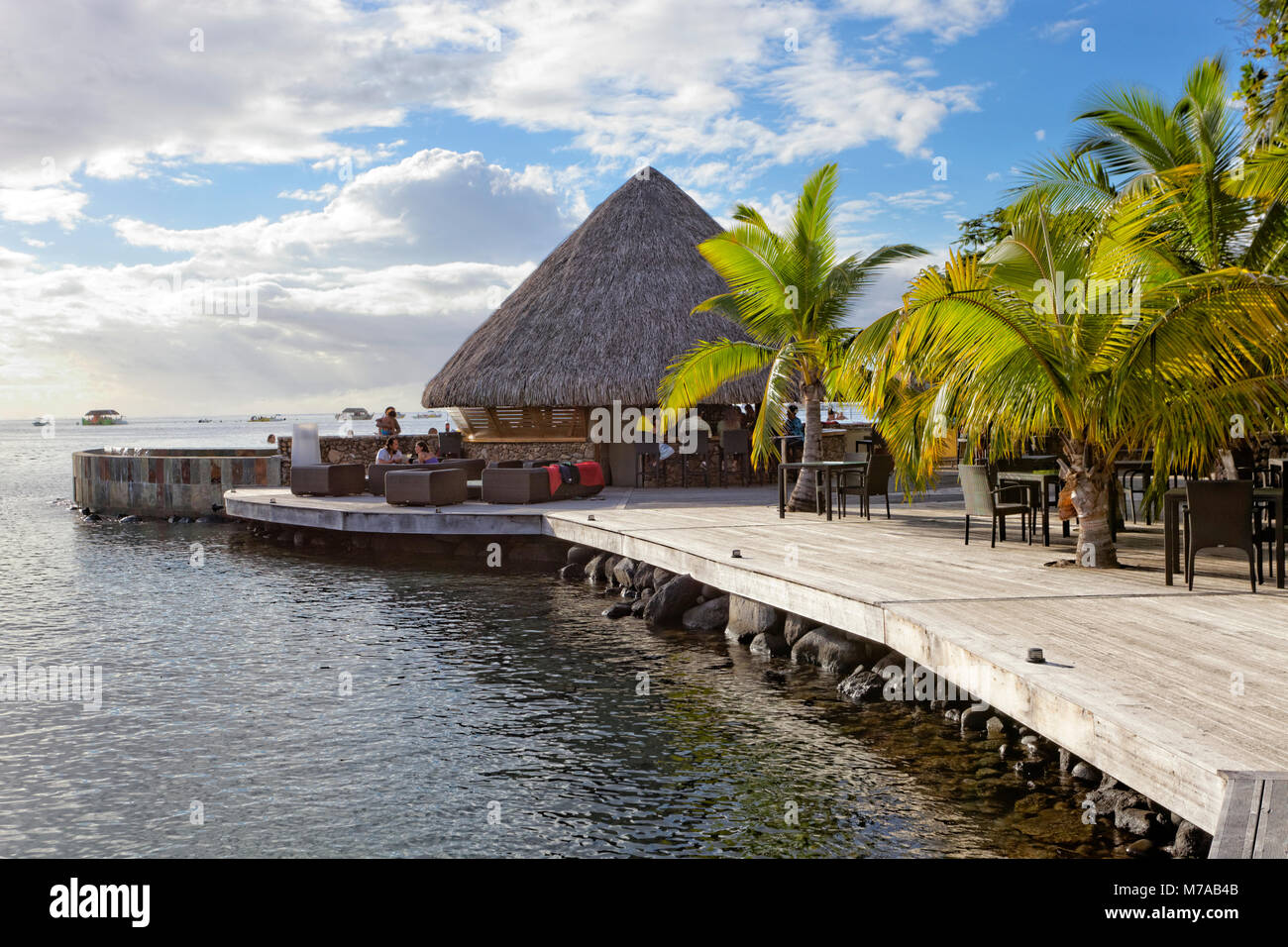 Bar in spiaggia, palme, mare oceano Pacifico, MANAVA SUITE RESORT, Tahiti, Isole della Società, isole Windward, Polinesia Francese Foto Stock
