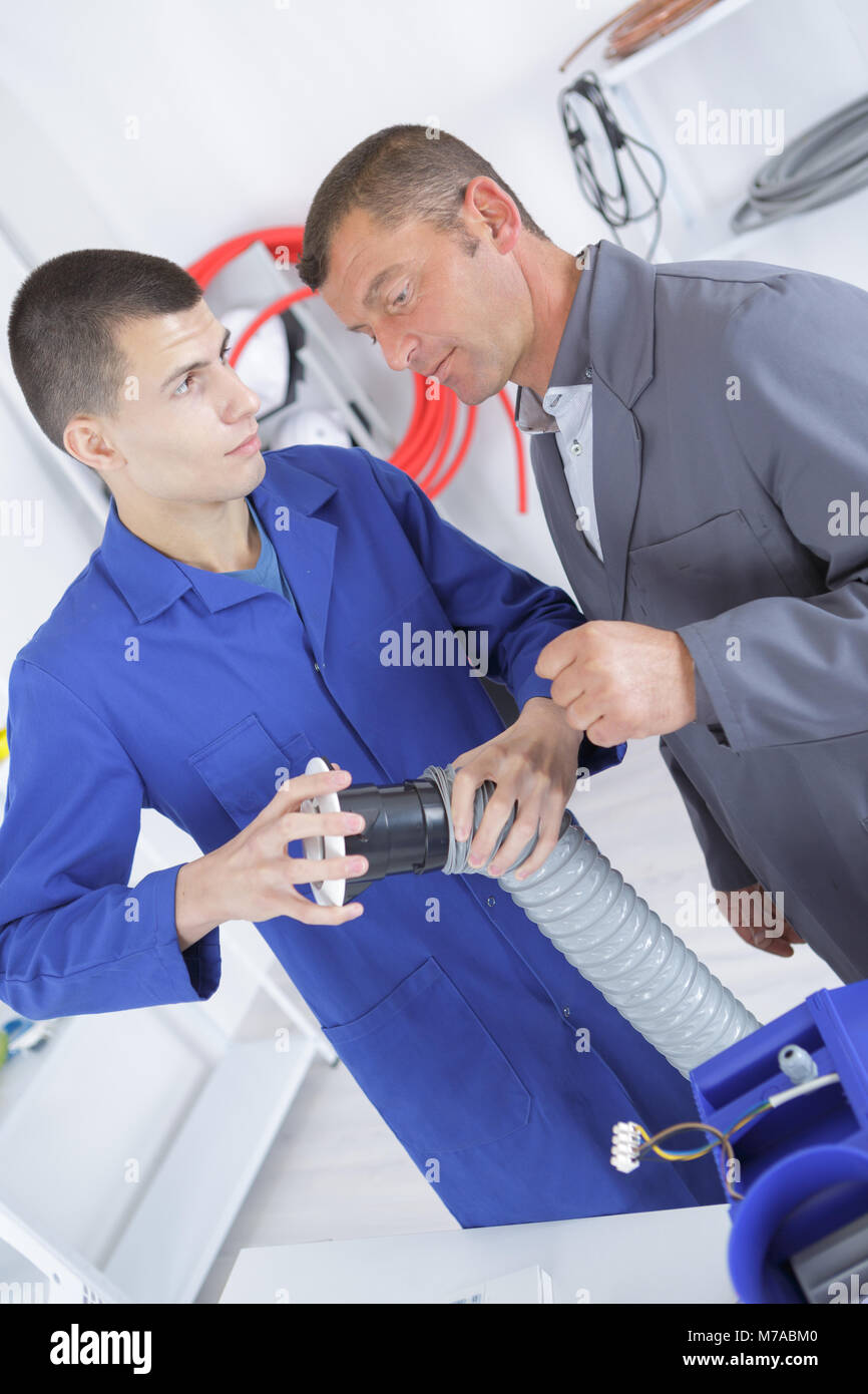 Apprendista tenendo un tubo Foto Stock