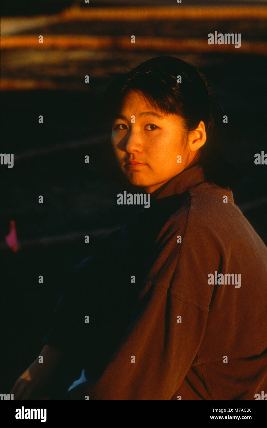 Ritratto di Maya Lin a Charlotte, Carolina del Nord, 1990 presso il sito di installazione topiaria da lei progettata. Foto Stock