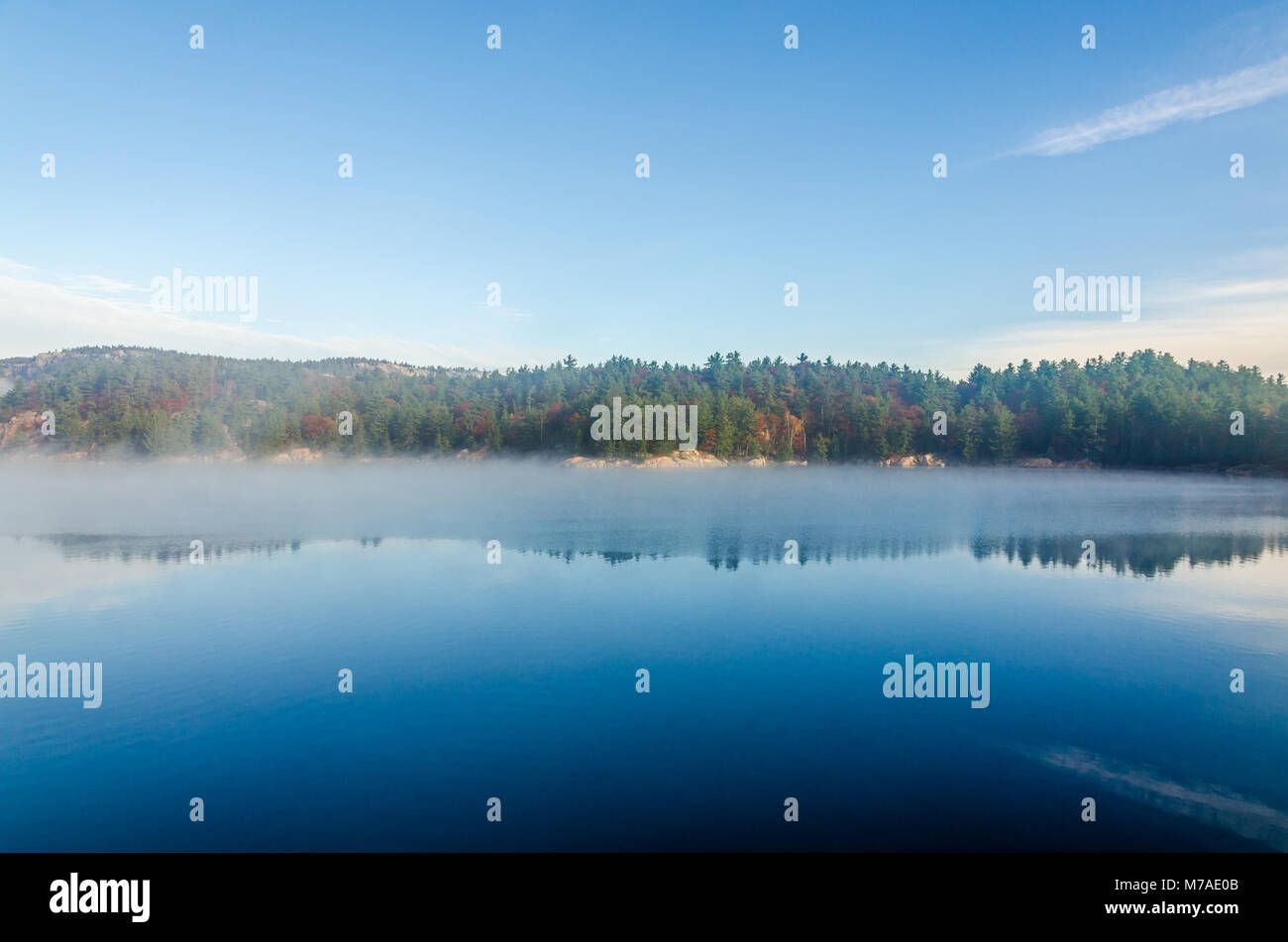 Lago di foresta in Killarney Park durante la stagione autunnale Foto Stock