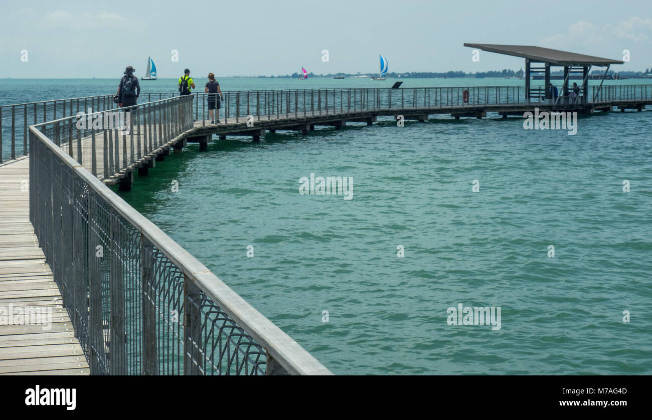 Una passeggiata costiera o Ocean Way, sul mare in Chek Jawa zone umide sull isola di Pulau Ubin, Singapore. Foto Stock