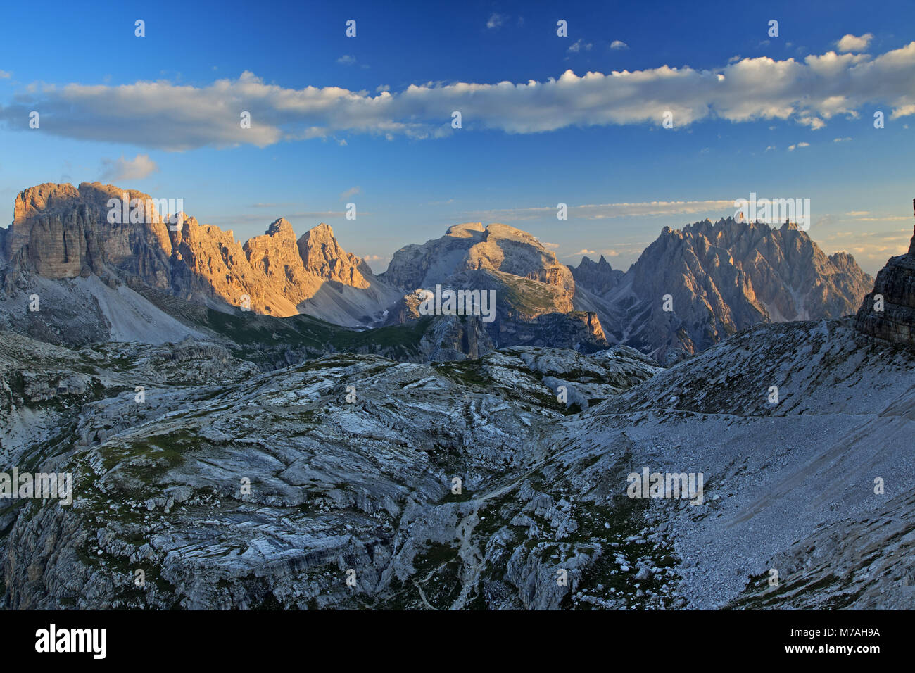 L'Italia, Trentino Alto Adige e le Dolomiti, Dolomiti di Sesto, Schwalbenkofel (2873m), Bullköpfe meridionale (2848m), Northern Bullköpfe (2817m), Hochebenkofel (2905m), Dreischusterspitze (3145m), Foto Stock